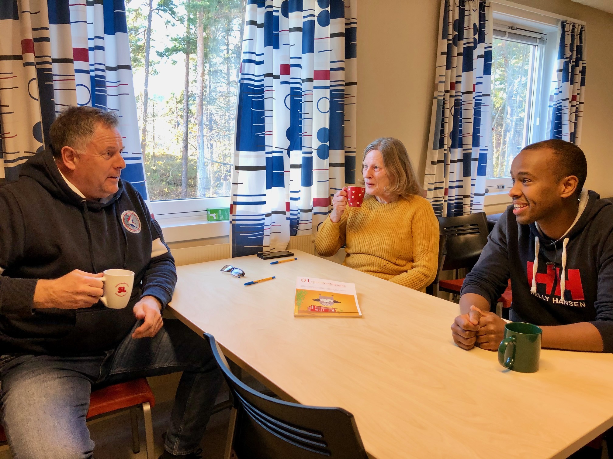 Ali Mohammed sammen med gode kolleger på jobben.